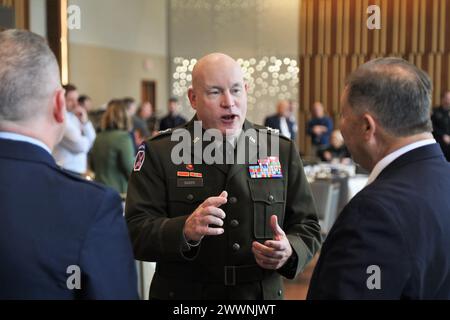 MILWAUKEE -- Kommandeur der 88. Readiness Division, Generalmajor Matthew Baker, spricht mit dem stellvertretenden Adjutant General Brig der Wisconsin Air National Guard. General David May und Tom Higgins, Leiter des General Services bei Fiserv beim Wisconsin Employer Support of the Guard and Reserve Freedom Award Alumni Luncheon am 16. Februar 2024 im Milwaukee County war Memorial am Ufer des Lake Michigan. Die Veranstaltung fand statt, um Fiserv, ein globales Unternehmen mit Hauptsitz in Brookfield, Wiss., für die Verleihung des Secretary of Defense Employer Support Freedom Award 2023 zu ehren. Baker war einer der wichtigsten Redner und Th Stockfoto