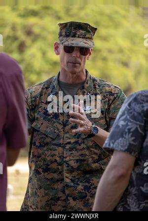 Jeremy Beaven, Befehlshaber der Marine Corps Base Hawaii, spricht mit Tim Nelson, Stabschef, und Ryan Wathen, Defense Fellow für Rep. Ed Case, Hawaii First Congressional District, in der Pu’uloa Range Training Facility, HI, 20. Februar 2024. Der Besuch verschaffte Nelson und Wathen einen Überblick über die PRTF sowie einen Überblick über die Bemühungen, den Anliegen der Bevölkerung im letzten Jahr Rechnung zu tragen. Marine Corps Stockfoto