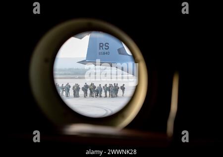 Soldaten aus den USA und Deutschland warten am 13. Februar 2024 auf eine C-130J Super Hercules auf der Ramstein Air Base. Der 86th Airlift Wing stellte sechs Flugzeuge zur Verfügung, die mehr als 200 Mitglieder der US-Armee, der US-Luftwaffe und der deutschen Armee beförderten. Luftwaffe Stockfoto