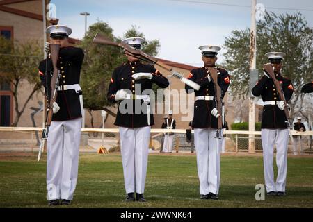 Marines mit dem Silent Drill Platoon führen ihre „Long Line“-Sequenz während einer Probe des Battle Color Detachment Dress auf der Marine Corps Air Station Yuma, Ariz, am 24. Februar 2024 aus. Diese Probe war der Höhepunkt mehrwöchiger langer Stunden und rigoroser Ausbildung. Marine Corps Stockfoto