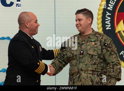 240229-N-DQ752-1015 GEMEINSAME BASIS SAN ANTONIO FT. SAM HOUSTON, Texas (29. Februar 2024) Kapitän Paul Allen, Kommandant des Navy Medicine Training Support Center (NMTSC), überreicht während einer Zeremonie in Anderson Hall am 29. Februar eine Marinekorps Achievement Medal. NMTSC ist der Kommandobereich der Marine, der administrative und operative Kontrolle über Navy-Personal und Studenten bietet, die dem Medical Education and Training Campus und anderen medizinischen Programmen in der Region San Antonio zugewiesen sind. Stockfoto