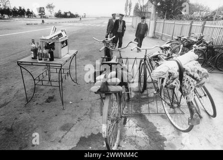 Buzau County, Rumänien, 1990. Fahrräder vor einer lokalen Bar in einem Dorf, einige Monate nach dem Fall des Kommunismus. Stockfoto