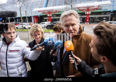 LELYSTAD - Tom Egbers kommt mit seiner Frau und seinem Anwalt am Gericht an. Der Moderator von Studio Sport verlangt in einem Sammelverfahren, dass er gegen seinen Arbeitgeber NOS eingereicht hat, dass er so schnell wie möglich wieder an den Arbeitsplatz zurückkehren kann. Egbers möchte seine Arbeit ganz oder teilweise nach einem Jahr zu Hause wieder aufnehmen. ANP JEROEN JUMELET niederlande Out - belgien Out Stockfoto