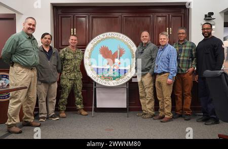 Yorktown, Virginia (22. Februar 2024) Captain Dan Patrick, Commanding Officer der Marinewaffenstation Yorktown, wird mit Mitgliedern des Umweltministeriums der Anlage fotografiert. Marineblau Stockfoto