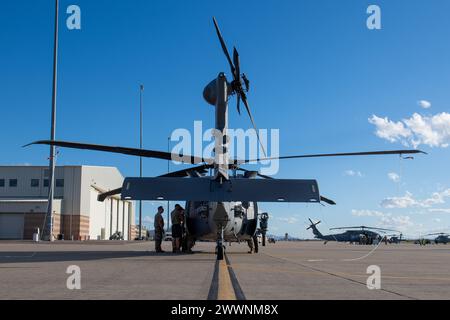 Flieger der 943d Rescue Group, Davis-Monthan Air Force Base, Arizona, inspizieren den ersten, brandneuen HH-60W Jolly Green II Hubschrauber der 920th Rescue Wing auf der Fluglinie 1. Februar 2024. Die HH-60W ist die Nachfolgerin des HH-60G Pave Hawk und wird für eine Vielzahl von Missionen eingesetzt, darunter auch für Such- und Rettungseinsätze in feindseligem oder verweigertem Gebiet. Die 943d RQG befindet sich in Davis-Monthan AFB, Arizona und ist eine von drei geografisch getrennten Einheiten, die unter die 920th RQW auf der Patrick Space Force Base, Florida, fallen. Luftwaffe Stockfoto