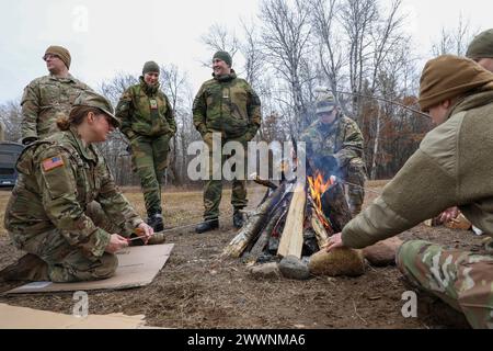 Die Norwegian Home Defense Youth absolvieren am 6. Februar 2024 im Camp Ripley Training Center in Little Falls, Minnesota, einen Kurs zur Landschifffahrt und kulturelle Veranstaltungen im Freien. Die Norweger trainieren bei der Minnesota National Guard als Teil des 51. Jährlichen norwegischen wechselseitigen Truppenaustauschs und lernen über militärische Fähigkeiten und kulturelle Erfahrungen in Minnesota, wie etwa Smores over a Campfire (Minnesota Army National Guard) Stockfoto