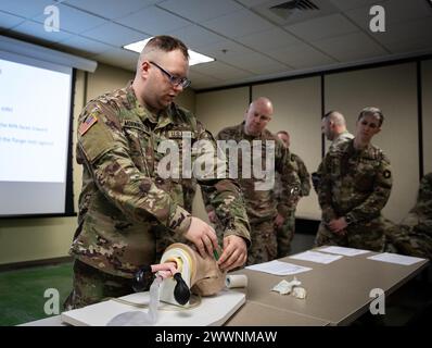 John Morningstar, ein Sanitäter der Headquarters Support Company, 34th Infantry Division 'Red Bulls', demonstriert, wie man einen nasopharyngealen Atemweg mit einem medizinischen Atemwegsmanagementtrainer während eines taktischen Kampfkausalpflegekurses für andere Red Bull Soldaten einführt, Fort Cavazos, Texas, 10. Februar 2024. Die Red Bulls bereiten sich auf einen Einsatz im Nahen Osten vor, der noch in diesem Jahr stattfinden soll. (Minnesota Nationalgarde Stockfoto