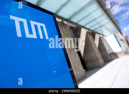 München, Deutschland. März 2024. Das Hauptgebäude mit dem Haupteingang der Technischen Universität München (TUM). Quelle: Sven Hoppe/dpa/Alamy Live News Stockfoto