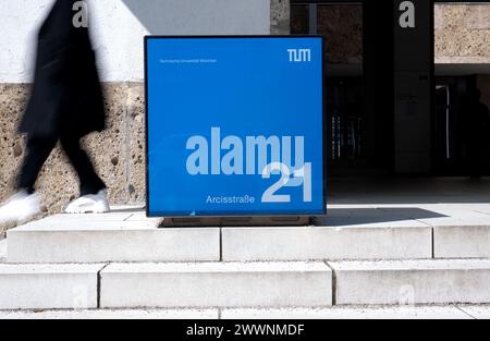 München, Deutschland. März 2024. Das Hauptgebäude mit dem Haupteingang der Technischen Universität München (TUM). Quelle: Sven Hoppe/dpa/Alamy Live News Stockfoto