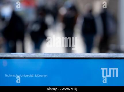 München, Deutschland. März 2024. Das Hauptgebäude mit dem Haupteingang der Technischen Universität München (TUM). Quelle: Sven Hoppe/dpa/Alamy Live News Stockfoto