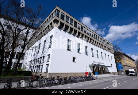 München, Deutschland. März 2024. Das Hauptgebäude mit dem Haupteingang der Technischen Universität München (TUM). Quelle: Sven Hoppe/dpa/Alamy Live News Stockfoto