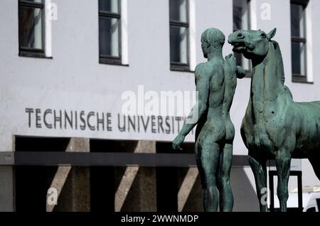 München, Deutschland. März 2024. Das Hauptgebäude mit dem Haupteingang der Technischen Universität München (TUM). Im Vordergrund steht die Skulptur Rosselenker von Hermann Hahn. Quelle: Sven Hoppe/dpa/Alamy Live News Stockfoto
