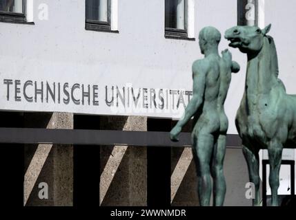 München, Deutschland. März 2024. Das Hauptgebäude mit dem Haupteingang der Technischen Universität München (TUM). Im Vordergrund steht die Skulptur Rosselenker von Hermann Hahn. Quelle: Sven Hoppe/dpa/Alamy Live News Stockfoto
