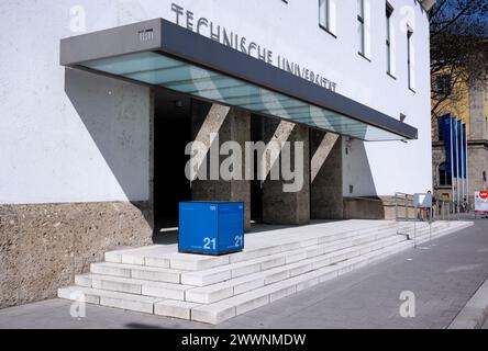 München, Deutschland. März 2024. Das Hauptgebäude mit dem Haupteingang der Technischen Universität München (TUM). Quelle: Sven Hoppe/dpa/Alamy Live News Stockfoto