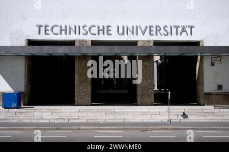 München, Deutschland. März 2024. Das Hauptgebäude mit dem Haupteingang der Technischen Universität München (TUM). Quelle: Sven Hoppe/dpa/Alamy Live News Stockfoto