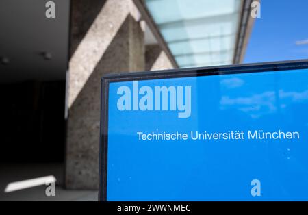 München, Deutschland. März 2024. Das Hauptgebäude mit dem Haupteingang der Technischen Universität München (TUM). Quelle: Sven Hoppe/dpa/Alamy Live News Stockfoto