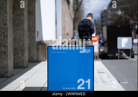 München, Deutschland. März 2024. Das Hauptgebäude mit dem Haupteingang der Technischen Universität München (TUM). Quelle: Sven Hoppe/dpa/Alamy Live News Stockfoto