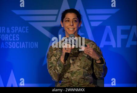 Nicole Petrucci, Kommandeurin von Space Delta 3 – Space Electromagnetic Warfare, teilt ihre Perspektive auf dem Warfare Symposium der Air & Space Forces Association in Aurora, Colorado, 13. Februar 2024. „Die IMD-Mitgliedschaft hat uns ein tieferes Verständnis unseres Missionsgebiets ermöglicht“, so Petrucci. Raumkraft Stockfoto