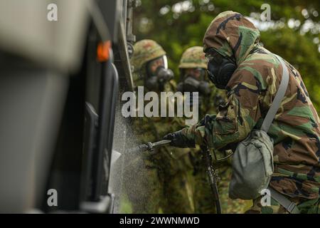 Ein Luftmann der US Air Force, der der 18th Civil Engineer Squadron zugewiesen wurde, nimmt an einer Demonstration der chemischen, biologischen, radiologischen und nuklearen Verteidigung während einer gemeinsamen bilateralen CBRN-Übung auf der Kadena Air Base, Japan, am 21. Februar 2024 Teil. Notfallmanagement- und Bioumweltspezialisten Schulen Mitglieder, um schnell auf jede Naturkatastrophe oder von Menschen verursachte Katastrophe zu reagieren, ob zu Hause oder in eingerichteten Umgebungen. Luftwaffe Stockfoto