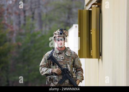 Joshua Seder vom 278. Gepanzerten Kavallerie-Regiment wartet auf den letzten Teil des Tapferkeitslaufs beim Tennessee State Best Warrior Competition in Tullahoma, 24. Februar 2024. Der Tapferkeitslauf wurde in drei Veranstaltungen unterteilt, bei denen die Teilnehmer zwischen den einzelnen Rennen laufen mussten. Armee-Nationalgarde Stockfoto