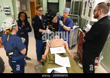 Das Kimbrough Ambulatory Care Center Anesthesia Care Team simulierte verschiedene Methoden der Durchführung einer Notfall-Crikothyretomie, Fort Meade, Maryland, 5. Februar, um die Fähigkeiten der Anbieter zu validieren und die Anmeldedaten zu aktualisieren. Eine Crikothyreose ist ein Schnitt durch die Haut und die Crikothyreose-Membran, um in bestimmten lebensbedrohlichen Situationen, wie z. B. einer Obstruktion der Atemwege durch einen Fremdkörper, einem Angioödem oder einem massiven Gesichtstrauma, einen offenen Atemweg herzustellen. Defense Health Agency Stockfoto