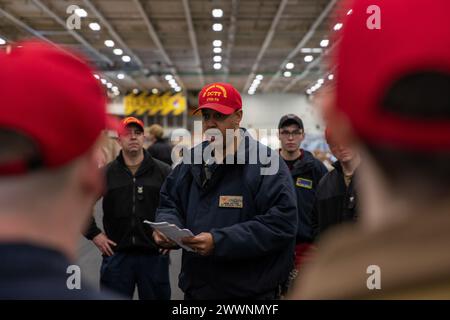 Master Chief Damage Controlman John D. Potter (SW/AW) aus Denver, der dem Team zur Schadenskontrolle an Bord des Flugzeugträgers USS George Washington (CVN 73) der Nimitz-Klasse zugeteilt ist, bereitet sich auf die Durchführung der Schadenskontrollübungen in der Hangarbucht des Schiffes am 5. Februar 2024 vor. George Washington führt das Tailored Ship’s Training Availability and Final Evolution Problem (TSTA/FEP) durch. TSTA bereitet das Schiff und die Besatzung auf die vollständige Integration in eine Trägerstreikgruppe durch eine Vielzahl von unternehmenskritischen Operationen vor. Marineblau Stockfoto