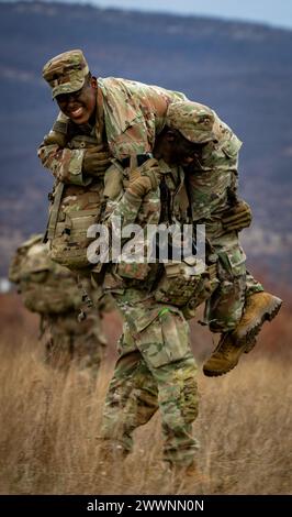 Soldaten der US-Armee vom 1. Bataillon, 6. Infanterieregiment, 2. Brigade-Kampfteam, 1. Panzerdivision, führen Kumpel-Teams während des Pre-Ranger-Kurses im Novo Selo Training Area (NSTA), Bulgarien, 14. Februar 2024 durch. Im Rahmen des Pre-Ranger-Kurses wurden acht Tage lang die Fähigkeiten der Soldaten der Strike Brigade bewertet, die für den Erfolg an der Ranger-Schule und zur Verbesserung der Letalität auf dem Schlachtfeld erforderlich sind. Armee Stockfoto