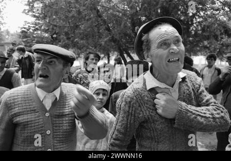 Ilfov County, Rumänien, 20. Mai 1990. Die ersten demokratischen Wahlen nach dem Fall des Kommunismus. Spannung außerhalb des Abfrageplatzes. Die meisten wählten zum ersten Mal in ihrem Leben. Stockfoto