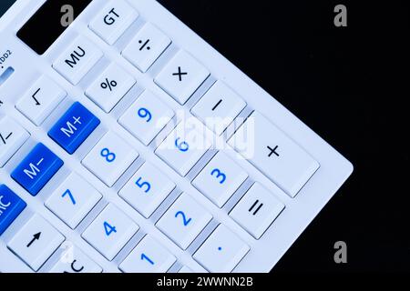 Taschenrechner auf schwarzem Hintergrund Stockfoto