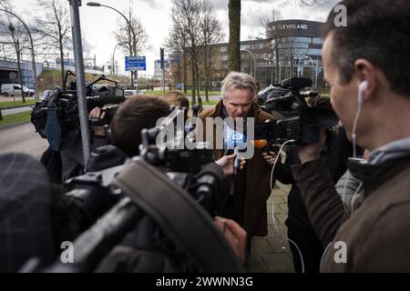 LELYSTAD - Tom Egbers kommt mit seiner Frau und seinem Anwalt am Gericht an. Der Moderator von Studio Sport verlangt in einem Sammelverfahren, dass er gegen seinen Arbeitgeber NOS eingereicht hat, dass er so schnell wie möglich wieder an den Arbeitsplatz zurückkehren kann. Egbers möchte seine Arbeit ganz oder teilweise nach einem Jahr zu Hause wieder aufnehmen. ANP JEROEN JUMELET niederlande Out - belgien Out Stockfoto