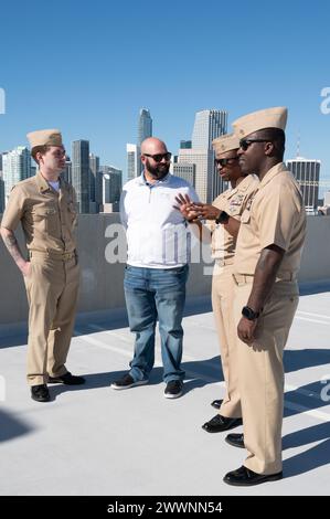 MIAMI (23. Februar 2024) von links nach rechts, Chief Navy Counselor (Recruiter) Wesley Lewison IX, mit Navy Recruiting Command (NRC), Public Information Officer im Hafen von Miami, Alfredo „Freddy“ Pereira, Michael Clayton, Senior Chief Religious Program Specialist, und Kevin Grier, Chief Religious Program Specialist, beide zusammen mit der Navy Region Southeast (NRSE), diskutieren Erfahrungen bei einem Besuch vor Ort. Sailors mit NRC, NRSE und Navy Talent Acquisition Group Miami trafen sich mit anderen Agenturen, um Veranstaltungen und Orte in Vorbereitung auf die Navy Fleet Week der Stadt vom 6. Bis 12. Mai zu bestätigen. Marineblau Stockfoto