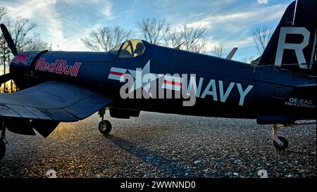 Das Modell einer F-4U Corsair aus dem 2. Weltkrieg steht bereit für den Flug, Teil von Charlie Lillis privater Sammlung funkgesteuerter Flugzeuge. Lilli, der stellvertretende Kommandant der DLA Aviation und eine etablierte Persönlichkeit in der Militärlogistik, kanalisiert seine Leidenschaft für die Luftfahrt durch diese detaillierten Modelle und verbindet historische Ehrfurcht mit modernster Technologie, um den Himmel auf eine Art und Weise zu genießen, die seine Vision nie erlaubte, und setzt das Familienerbe des Fluges fort. Stockfoto