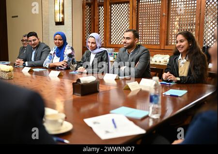 Die Empfänger von USAID-Stipendien treffen sich am 5. Februar 2024 mit einer USAID-Delegation, um ihre Gedanken über ihre Studien zu teilen. Von links nach rechts sind Emad Abdelamlek, USAID Egypt Project Management Specialist; Mostafa Omara; Marwa Abdelhady; Nayera Ahmed; Mo’men Roushdy; und Natalie Youstos. Die Studenten sind Teil des ägyptischen Pionierprogramms der USAID, das Stipendien an junge Ägypter mit unterversorgtem und marginalisiertem Hintergrund sowie an Ägypter mit mittlerer Karriere vergibt, die in Sektoren arbeiten, die für die Entwicklung Ägyptens von entscheidender Bedeutung sind. Alle Stockfoto