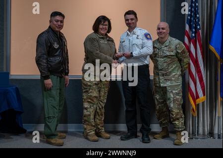 Joshua Van Zuiden, stellvertretender Operationsleiter der 434th Civil Engineer Squadron, wird während einer Zeremonie auf der Grissom Air Reserve Base, Ind., 4. Februar 2024 als ziviler Supervisor des Jahres für den 434. Luftbetankungsflügel anerkannt. Luftwaffe Stockfoto