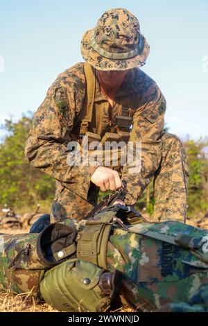 Der 1. Lieutenant Joseph Maisonville, ein Zugkommandant der Charlie Company, Bataillon Landing Team 1/5, 15. Marine Expeditionstruppe, wendet ein Tourniquet an, während des taktischen Kampftrainings im Rahmen der Übung Cobra Gold in der Provinz Chanthaburi, Thailand, 28. Februar 2024. Cobra Gold, das jetzt 43. Jahr ist, ist eine von Thai und den USA gemeinsam gesponserte Trainingsveranstaltung, die auf der langjährigen Freundschaft zwischen den beiden verbündeten Nationen aufbaut und eine robuste multinationale Truppe zusammenbringt, um regionalen Frieden und Sicherheit zu fördern und einen freien und offenen Indo zu unterstützen Stockfoto