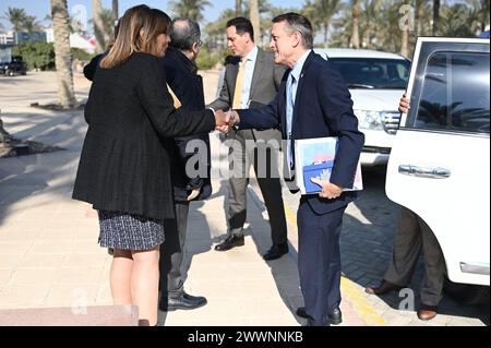 USAID ME SDAA Andrew Plitt schüttelt Hand mit Dina Adley, Associate Provost der American University in Kairo (AUC) für gesponserte Programme am Eingang der Universität, 5. Februar 2024. Während seines Besuchs in der AUC tourten Andrew Plitt und USAID Egypt Mission Director Sean Jones auf dem Campus, trafen sich mit der Hochschulleitung, tourten auf dem Campus und führten ein Gespräch mit Studenten, die Stipendien über USAID-Programme erhalten haben, die von der AUC implementiert wurden. Alle Stockfoto