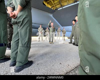 Hudson Walberg, ein Pilot der B-52H Stratofortress, versammelt Mitglieder der Republik Korea Air Force, bevor er am 13. Februar 2024 eine statische Tour durch das Flugzeug auf der Andersen Air Force Base in Guam antritt. Die ROKAF-Flieger werden zur Unterstützung von COPE NORTH 2024 eingesetzt, der größten multilateralen Übung der Pacific Air Forces. B-52, Flugzeugbesatzung und Unterstützungspersonal der 23rd Expeditionary Bomb Squadron werden von der Minot Air Force Base in North Dakota nach Guam eingesetzt, um eine Bombereinsatztruppe zu unterstützen, die darauf abzielt, Gegner oder Konkurrenten abzuschrecken und von Aggressionen abzuhalten Stockfoto