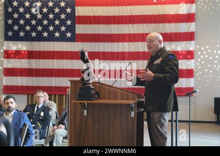 MILWAUKEE -- Kommandeur der 88th Readiness Division Generalmajor Matthew Baker vertrat die US Army Reserve beim Wisconsin Employer Support of the Guard and Reserve Freedom Award Alumni Luncheon am 16. Februar 2024 im Milwaukee County war Memorial am Ufer des Lake Michigan. Die Veranstaltung fand statt, um Fiserv, ein globales Unternehmen mit Hauptsitz in Brookfield, Wiss., für die Verleihung des Secretary of Defense Employer Support Freedom Award 2023 zu ehren. Baker war einer der wichtigsten Redner der Veranstaltung und dankte den Arbeitgebern für die hervorragende Unterstützung ihrer Mitarbeiter im Service. Er umgibt Stockfoto