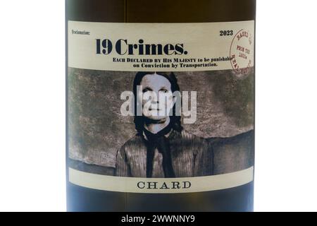 Etikett auf Flasche mit 19 Crime Chard Chardonnay Weißwein 2023 - Produkt aus Australien, Australien Stockfoto