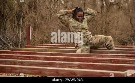 Der vierte Tag des 310. ESC Best Warrior Competition, 7. Februar 2024, bestand aus M4-Gewehrqualifikation, einem Hinderniskurs und einer medizinischen Beurteilung/Bewegungsspur. Jah'nika Stevenson arbeitete sich über die verschiedenen Hindernisse auf Camp Atterburys Selbstvertrauen-Kurs. Stockfoto