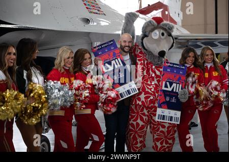 Die Cheerleader der National Football League (NFL) bejubeln Johnny Haynes, den derzeitigen Ehepartner des Club Charitable Financial Officer der Nellis Area, nachdem er am 6. Februar 2024 zwei Tickets für den Super Bowl bei einem NFL-Event auf der Nellis Air Force Base in Nevada gewonnen hatte. NFL-Spieler, Maskottchen und Cheerleader demonstrierten ihre teamorientierte Einstellung, um die Moral der Truppen in einem Meet and Greet zu stärken. Luftwaffe Stockfoto