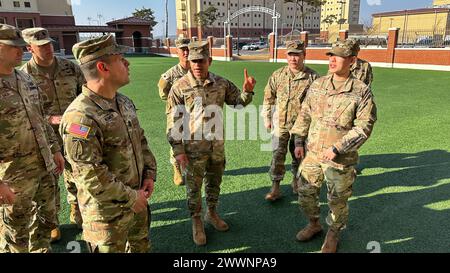Generalmajor der Armee Michael Weimer besucht mit Soldaten an der Wightman NCO Academy in Camp Humphreys, Südkorea, 9. Februar 2024. Armee Stockfoto