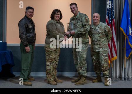 Master Sgt. Jordi Saunders, Leiter der Entwicklung und Ausbildung von Fluglinien im 434. Luftbetankungsflügel, wird während einer Zeremonie auf der Grissom Air Reserve Base, Ind., 4. Februar 2024 als Senior Unteroffizier des Jahres für den 434. Luftbetankungsflügel anerkannt. Luftwaffe Stockfoto