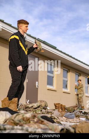 Der erste Tag des 310. ESC Best Warrior Competition, der am 4. Februar 2024 im Camp Atterbury, Indiana, stattfand, begann mit den ersten drei Wettkämpfen des Konkurrenten: Größe und Gewicht, Anordnung der Ausrüstung und einem schriftlichen Test. Sgt. Zachary Lucas zeigt dem Grader seine Patrouillenkappe während der Gangplanung. Stockfoto