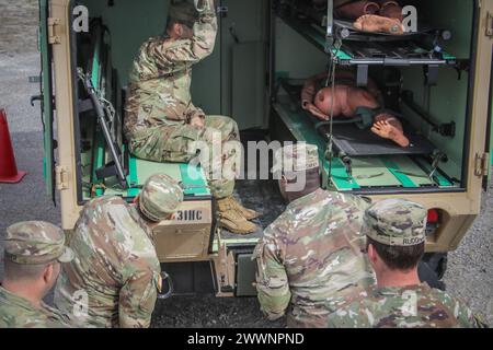 Soldaten mit dem Medical Readiness Battalion des Blanchfield Army Community Hospital verfeinern ihre Fähigkeiten mit Präzision und nehmen an realistischen Szenarien Teil, die die Herausforderungen widerspiegeln, die beim diesjährigen Best Leader Competition erwartet wurden. Stockfoto