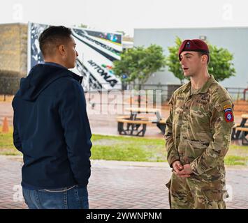 Sergeant Nolan Svoboda, ein Fallschirmjäger, der dem 82. Luftlandedivision 2. Bataillon, 505. Infanterieregiment der US Army zugeteilt wurde, nimmt an einem Fernsehinterview während der NASCAR Daytona 500 2024 in Daytona Beach, Florida, am Sonntag, 18. Februar 2024 Teil. Das Daytona 500 ist ein 500 km langes Motorrennen der NASCAR Cup Series, das jährlich ausgetragen wird und als das wichtigste und prestigeträchtigste Rennen im NASCAR-Kalender gilt. Stockfoto