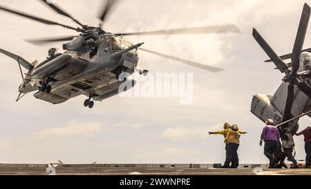 Reyvin Olaes, ein Eingeborener der Philippinen, der dem Amphibien-Transportdock USS Somerset (LPD 25) zugeordnet ist, leitet einen CH-53E Super Hengst an der mittleren Tiltrotor Squadron (VMM) 165 (verstärkt), 15. Marine Expeditionary Unit. während des Routineflugs an Bord von Somerset in der Philippinischen See am 15. Februar 2024. Somerset und eingelaufene Teile der 15. MEU führen Routineoperationen im Einsatzgebiet der 7. US-Flotte durch. Die 7th Fleet ist die größte nach vorne gerichtete nummerierte Flotte der US Navy und interagiert routinemäßig Stockfoto