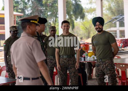 U.S. Marine Corps 1. Lieutenant Benjamin Schwierking, Zentrum, ein Kampfingenieur Offizier der Marine Wing Support Squadron (MWSS) 174, Marine Aircraft Group 24 und ein gebürtiger texanischer Einheimischer, und Major der indischen Armee Manjot Singh Bajwa, der Offizier des Ingenieur-Korps der Indischen Armee, hört sich einen Brief von Oberst Sawit Thantranon, dem stellvertretenden Direktor der Abteilung für psychologische Operationen, dem Büro für Öffentlichkeitsarbeit, in Rayong, Thailand, am 15. Februar 2024 an. Die Marines der MWSS-174 haben ihr technisches Fachwissen für multilaterale humanitäre Bemühungen während der Cobra Gold 24 bereitgestellt. Joi Stockfoto