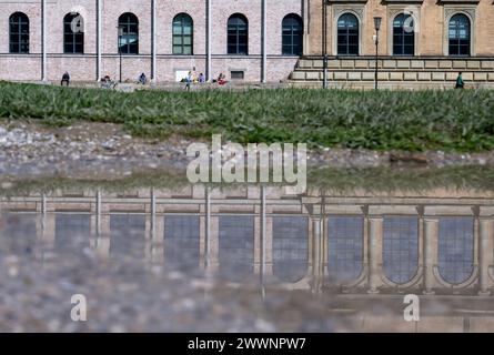 München, Deutschland. März 2024. Die Menschen genießen das schöne Wetter und die Sonne vor der alten Pinakothek. Quelle: Sven Hoppe/dpa/Alamy Live News Stockfoto