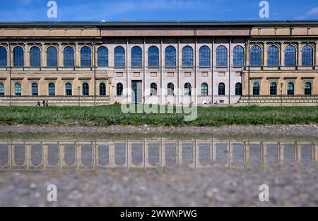 München, Deutschland. März 2024. Die Menschen genießen das schöne Wetter und die Sonne vor der alten Pinakothek. Quelle: Sven Hoppe/dpa/Alamy Live News Stockfoto